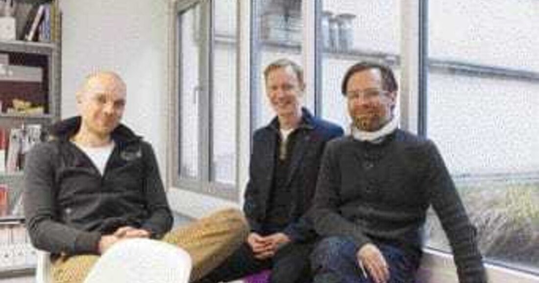 Für Sue Architekten bedeutet Humor in der Architektur, dass ihre Gebäude eine Leichtigkeit und Beiläufigkeit aufweisen, den Menschen dabei aber ernst nehmen. das 15-köpfige Team sieht Planung als iterativen Prozess, der auch das unvorhersehbare berücksichtigen soll. die Partner Christian Ambos, Michael Anhammer und Harald Höller sprachen im Interview mit FORUM über entspanntes Bauen, die Stärke des Gemeinsamen und über gegenseitiges Kopieren. Patrick Jaritz im Gespräch mit Christian Ambos, Michael Anhammer und Harald Höller