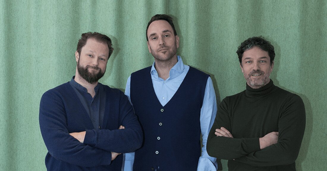 Die Schottenfeldgasse Nummer 72 ist seit zirka zwei Jahrzehnten Inkubator für junge Architekturbüros. Diesen Monat traf Architektur & Bau Forum „Schenker Salvi Weber“ dort zum Gespräch. Vor knapp zehn Jahren haben sie hier auf einem angemieteten Schreibtisch mit ihren ersten selbstständigen Projekten begonnen. Inzwischen belegen sie mit über 25 Mitarbeitern eine ganze Etage. Getrud Purdeller im Gespräch mit Andres Schenker, Michael Salvi und Thomas Weber