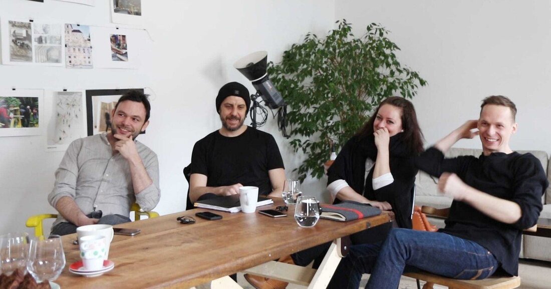 Im „stand.punkte“-Gespräch erzählen Davide Barbieri, Thomas Kain, Thomas Kalcher und Patricia Wess über ihre Arbeitsmethode, an der Schnittstelle zu anderen Künsten, von der besonderen Bedeutung interessanter Gespräche als Wegbereiter für gute Entwürfe und davon warum es in der Architektur immer wichtiger wird, sich selbst Aufgaben zu suchen.