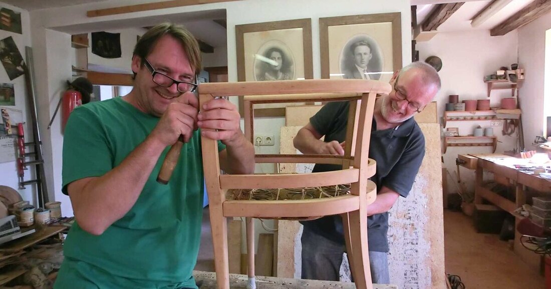 Tischler Franz Potzmann bietet Kurse an, in denen er sein Wissen über altes Handwerk und traditionelle Techniken weitergibt. 