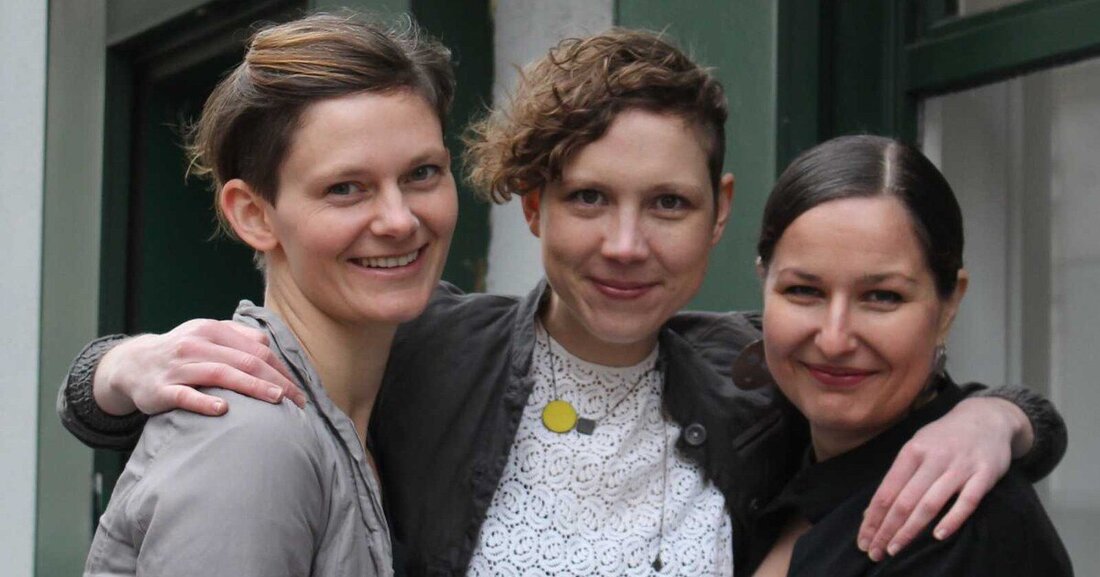 Selbst in der Kategorie „Young Viennese Architects“ senken Theresa Häfele, Julia Nuler und Matthäa Ritter erheblich den Altersschnitt. Gemeinsam sind sie seit 2010 miss_vdr architektur, bewegen sich im Spannungsfeld zwischen Kunst und Architektur, sehen beides als Verpflichtung gegenüber der Gesellschaft, die ihrer Meinung nach dringend als eine inklusive gedacht werden muss. Woher der kryptische Büroname kommt, soll hier nicht verraten werden. Es handelt sich dabei um eine Art Wortspiel, über das jeder selbst tüfteln darf. Architektur &  Bau FORUM sprach mit den jungen Missen über Verbesserungspotenzial bei der Regelung des Berufszugangs,  die Wichtigkeit von Social Skills, Lebens­ und Baukultur und den richtigen Ton in der Architektur. Gertrud Purdeller im Gespräch mit miss_vdr architektur