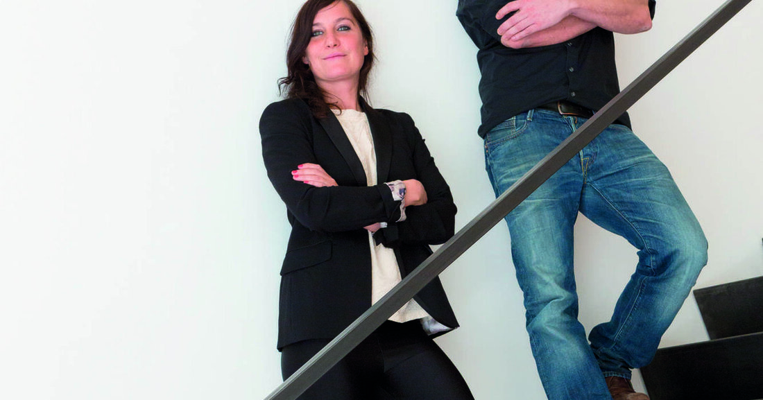 Mit 26 hatte Anna Kovacs, alias Nana, bereits alle Gütesiegel, die man sich als frischgebackene Absolventin der Architektur holen kann: Studium an verschiedenen Universitäten inklusive Erasmusjahr, ihre Diplomarbeit wurde für die Archdiploma ausgewählt, und schließlich qualifizierte sie sich auch noch für das Schindler-Stipendium, das sie ein weiteres Mal ins Ausland, diesmal nach Los Angeles, führte. Dennoch musste sie, wie sie sagt, nach dem Abschluss feststellen, dass sie auf das Berufsleben eigentlich überhaupt nicht vorbereitet war. Nicht nur deshalb begann sie ihre Karriere zunächst mit einem Brotjob. Gemeinsam mit Klaus Schwarzenegger, der seit 2014 als Partner dazugekommen ist, betreibt sie mit Nana nun aber doch ein ganz klassisches Architektur büro, wären da nicht die Yogastunden. Gertrud Purdeller im Gespräch mit Anna Kovacs