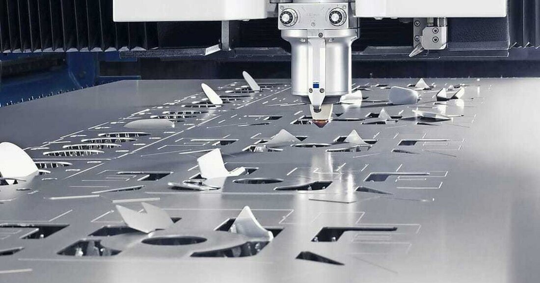 Intertool-Messerundgang. Blechbearbeitungsmaschinen zum Trennen und Umformen sind unentbehrliche Helfer in Schlosserei- und Metallbaubetrieben. METALL Fachredakteur Gernot Wagner hat recherchiert, was in diesem Bereich auf der Intertool zu finden ist.