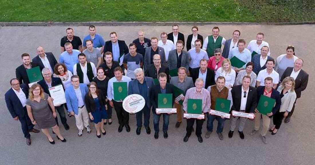 Qualität am Dach, das schätzen die steirischen Dachdecker-Kunden. Denn 25 steirische Dachdecker und Spengler erhalten auch heuer das Siegel „Steirisch mit Qualität“. Die Kunden bewerten ihre Dachdecker/Spengler über eine externe Agentur.