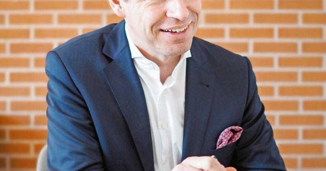 Bei Wienerberger tut sich was. Zwei Ziegelwerke wurden geschlossen, ein traditionelles österreichisches Werk gekauft, die letzten Anteile von Tondach wurden übernommen, das Management hat sich neu ausgerichtet. Wir hatten viele Fragen an den neuen Geschäftsführer Mike Bucher, denen er sich bereitwillig stellt.  