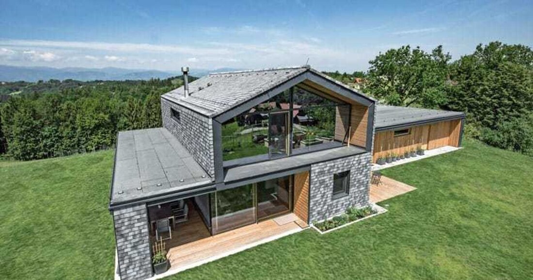 Auf einer Anhöhe inmitten der saftig-grünen Hügel der Südsteiermark ist ein Einfamilienhaus entstanden, das sich durch seine ganz besondere Architektur und die perfekte Symbiose unterschiedlicher Baumaterialen auszeichnet. 