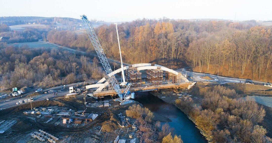 Bei einem spektakulären Brückenhub trafen im polnischen Tatragebirge zwei Liebherr-Krane aufeinander. Beim Showdown überzeugten der LR 1300 und der LTM 1160-5.1 als eingespieltes Duo. 