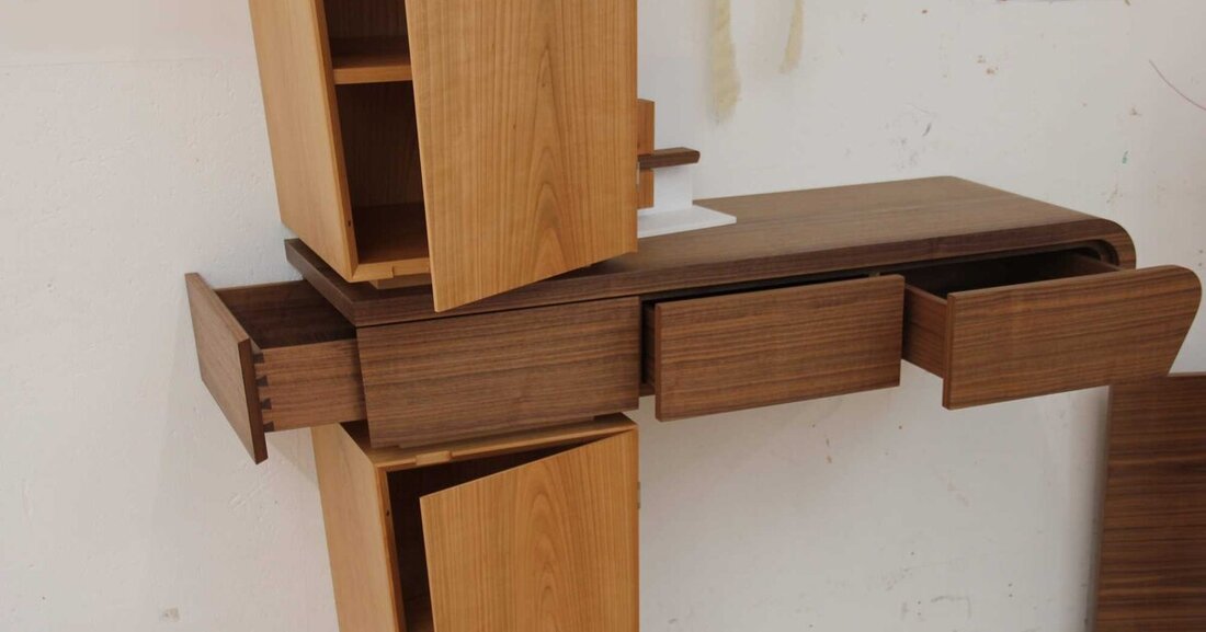 Michael Volgger hat am Wifi Innsbruck ein dynamisch geformtes Schrankmöbel in Kirsche und Nuss gefertigt.