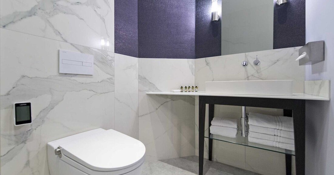 13 Quadratmeter sollte ein Bad haben, wenn es nach den Wünschen der Österreicher geht. Und auch ein Dusch-WC darf dabei sein. Das geht aus einer Marketmind-Umfrage im Auftrag von Laufen Austria (unter 500 Österreichern zwischen 18 und 75 sowie Business to Business/B2B) hervor. Weiters gewünscht sind: bekannte Marken, hohe Funktionaliät und Keramik aus Österreich.