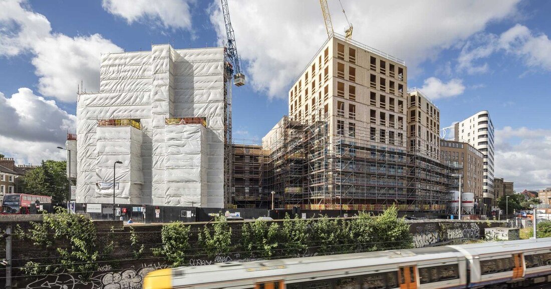 In dem Londoner Stadtteil Hackney wurde der mit 121 Wohnungen auf 12.500 Quadratmetern Nutzfläche und weiteren 3.500 Quadratmetern gewerblicher Nutzfläche größte Massivholzbau mittlerweile fertiggestellt.