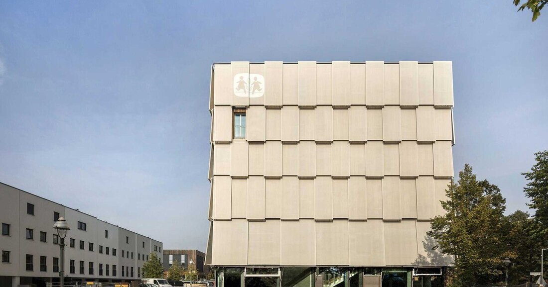 Unweit des Hauptbahnhofs in Berlin Moabit entstand mit der „Botschaft für Kinder“ ein Bildungs- und Begegnungs­zentrum des SOS-Kinderdorf, mit einem Berufsausbildungszentrum zur beruflichen Orientierung und Qualifizierung junger Menschen mit Förderbedarf sowie neue soziale Projekte für Menschen mit Behinderungen. Gebaut wurde hierzu vornehmlich in Holz.