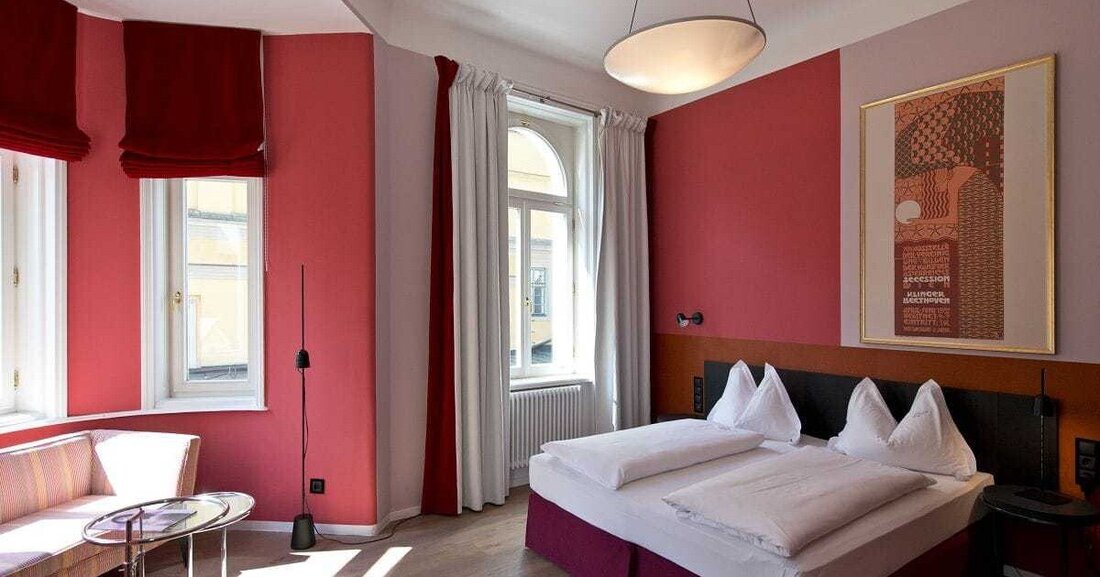 Im Hotel Beethoven im 6. Wiener Gemeindebezirk fällt es schwer, sich für ein Zimmer zu entscheiden, denn nach einer aufwendigen Renovierung verfügen alle über ein ganz besonderes Flair. Viele Kunden haben aber bereits ihr persönliches Lieblingszimmer auserkoren und kehren immer wieder auch genau in dieses zurück. 