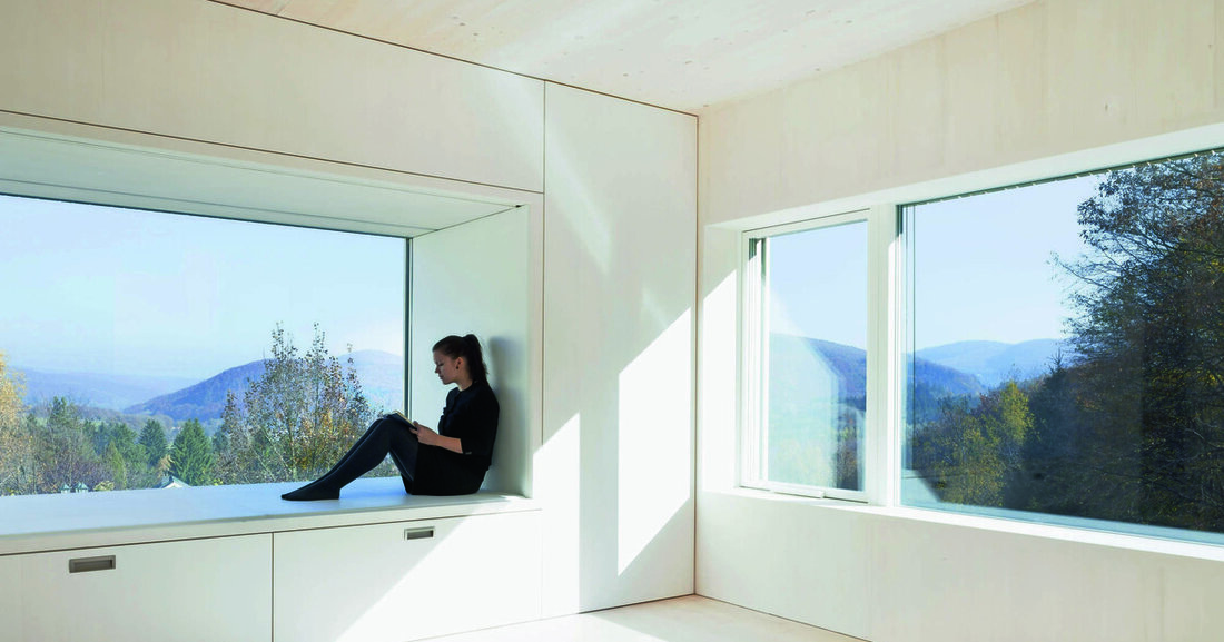 Mit diesem Zitat beschrieb der britische Premierminister und spätere Literaturnobelpreisträger Winston Churchill, angesichts des Wiederaufbaus der im 2. Weltkrieg zerstörten Commons Chamber des Britischen Parlaments, den Einfluss von architektonischer Gestaltung auf Mensch und Gesellschaft.