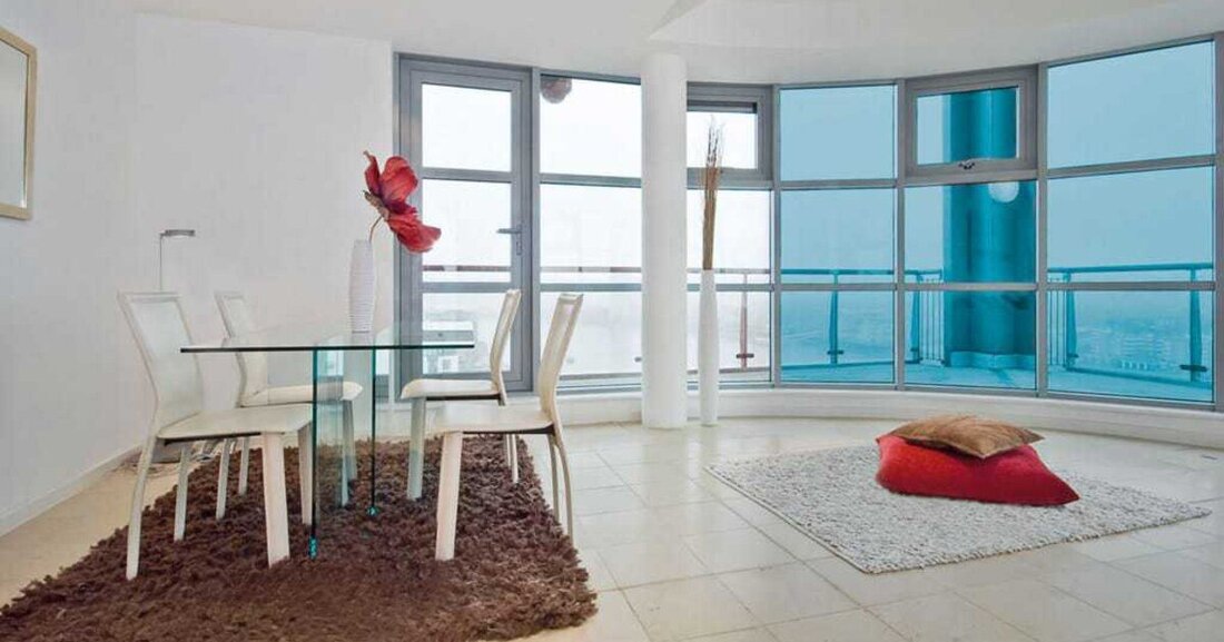 Wer im Dachgeschoß lebt, genießt das Tageslicht und eine oft grandiose Aussicht. Damit exklusives Wohnen jedoch ganzjährig in behaglichem Klima möglich ist, muss die Verglasung eine effektive Dämmung sichern – sonst droht Heizwärmeverlust und zugiges Wohnklima.