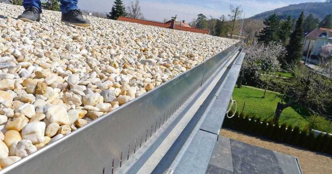 Wie würden wir Flachdächer planen, ausführen und nutzen, wenn es keine Normen gäbe? In unserer neuen Artikelserie setzt sich Experte Wolfgang Hubner losgelöst von im Alltag regierenden Normen, technischen Richtlinien, Verordnungen und Vorschriften mit dem Thema Flachdach und dessen Funktionen auseinander. Schwerpunkt des zweiten Teils ist die Entwässerung von Dachflächen.