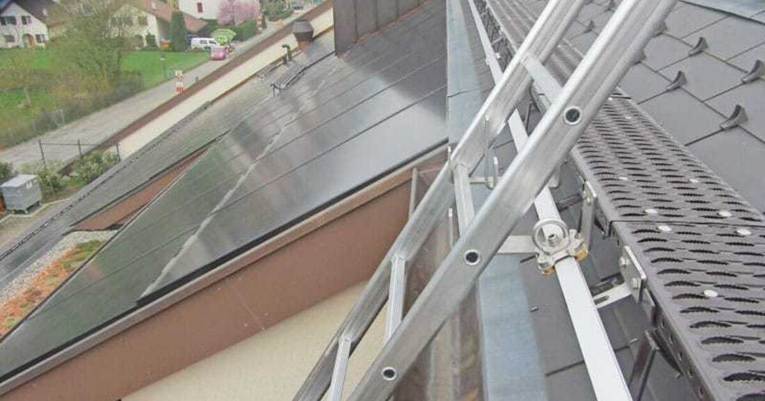 Um sicher zu ihren höhergelegenen Arbeitsplätzen zu gelangen, benutzen Dachhandwerker für den Auf- und Abstieg zum Dach oder an der Fassade Leitern. Hier ist das Unfallrisiko sehr hoch. Gründe dafür liegen im unsachgemäßen Gebrauch dieses Arbeitsmittels, in der fehlenden Persönlichen Schutzausrüstung oder im Leichtsinn. Oftmals verunfallen Benutzer auch, weil die Leiterfüße nicht auf festem Untergrund stehen oder die Leiter oben nicht sicher fixiert ist. Leitersicherungen sind daher ein wichtiger, aber noch viel zu oft vernachlässigter Bestandteil der Arbeitssicherheit.