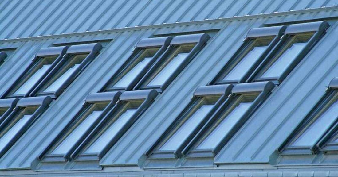 Leider häufen sich in den vergangenen Jahren Vorkommnisse, in denen Schneeschutzsysteme die Stehfalzdeckung zerstört haben. Dabei werden immer häufiger auch die Verschuldensfragen diskutiert. Insbesondere bei älteren Projekten muss man sich allerdings die Frage stellen, ob seitens der Hersteller bzw. Lieferanten Verlegehinweise vorhanden waren oder kommuniziert wurden.