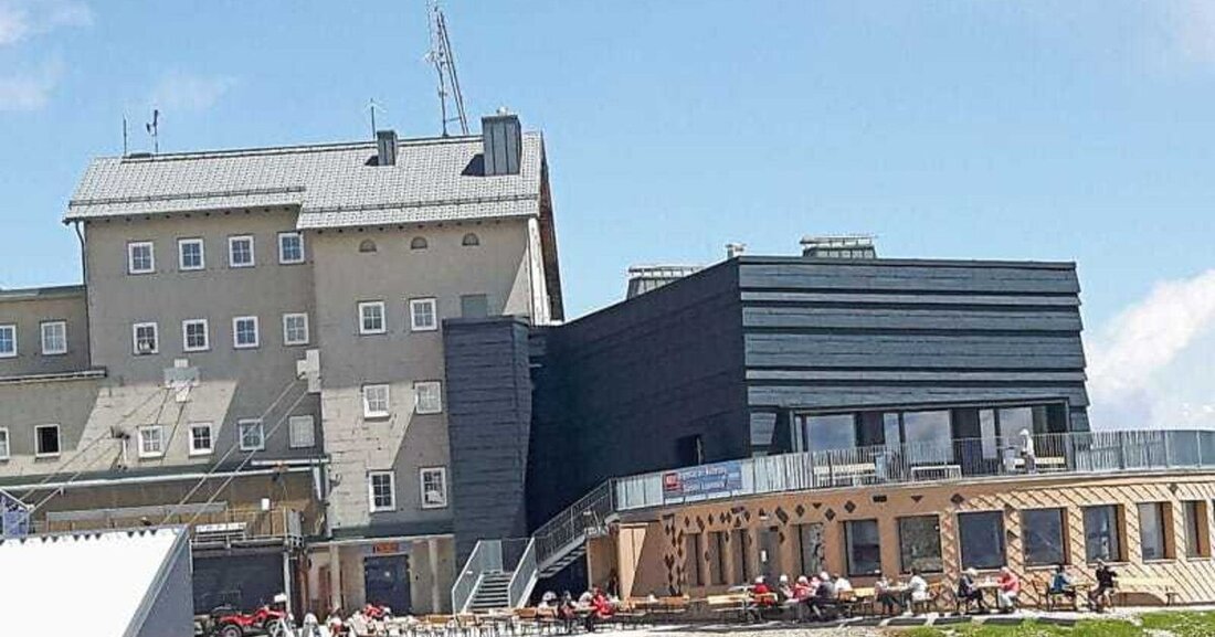 Gebäude in alpiner Lage stellen Planer, Verleger und auch viele Werkstoffhersteller vor große Herausforderungen. Ein entscheidender Faktor für eine erfolgreiche Realisierung solcher Objekte ist eine einwandfrei funktionierende Gebäudehülle. Verarbeitungs-Know-how anhand eines gelungenen Beispiels mit Aluminium.