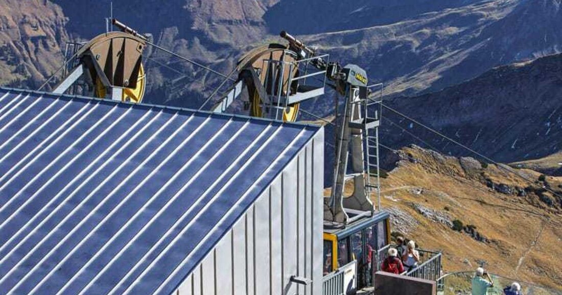 Über die Jahre haben sich diverse Bezeichnungen für Edelstahl und mehr als 250 verschiedene Edelstahlsorten etabliert. Jedoch ist Edelstahl nicht gleich Edelstahl. Je nach Produkt, Einsatzgebiet und Verarbeitung sollte jener Edelstahl eingesetzt werden, der die besten Voraussetzungen bietet und mit dem man die gewünschten Ergebnisse erzielt. Wissenswertes zur Verarbeitung von Edelstahl in der Spenglertechnik.