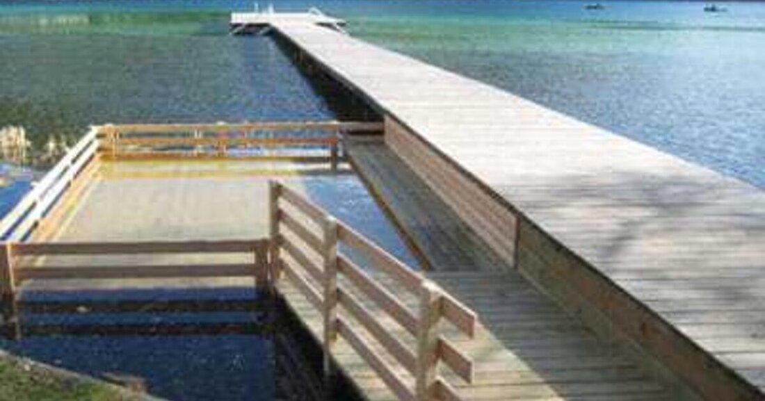 Für viele ist ein Pool komplett aus Holz unvorstellbar. Herbert Laßnig hingegen ist es gelungen, seine Holc Naturpools sind nun patentiert und PEFC-zertifiziert. Dazu inspiriert hat Laßnig das im Meer auf Holz gebaute Venedig.