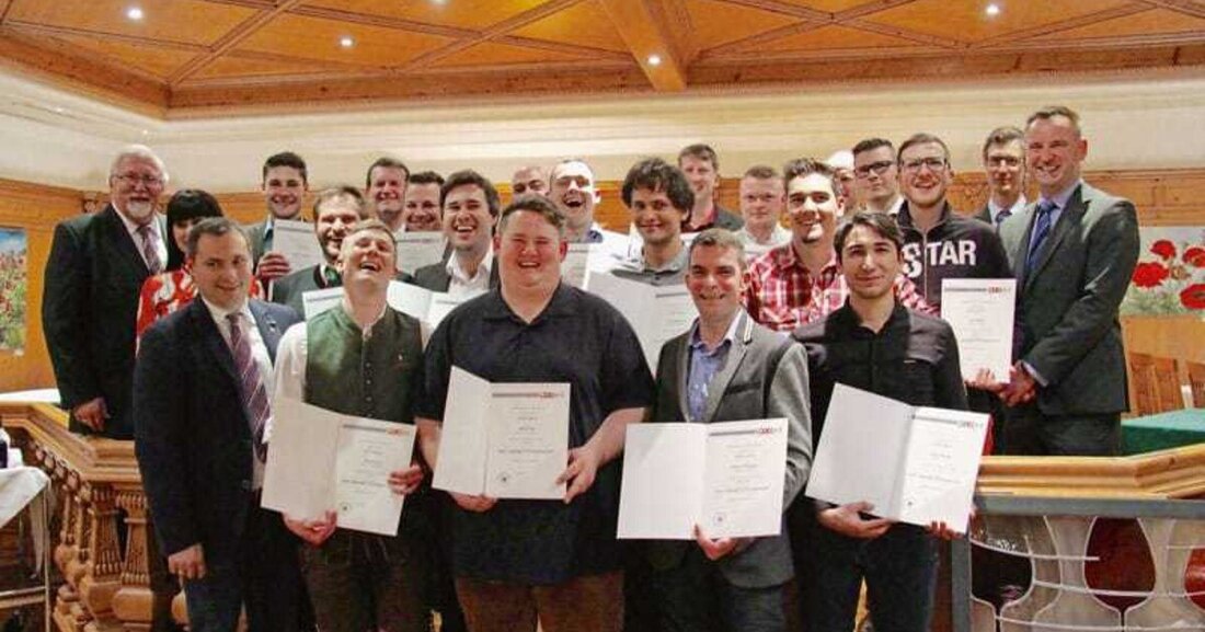 40 Jahre Meisterkurs und 40 Jahre Meisterprüfung in Kramsach. Zwei schöne Jubiläen der österreichischen Glasbranche wurden im heurigen Frühjahr gefeiert. Sie stehen für die Bedeutung hochwertiger Ausbildung und sind ein Qualitätsbekenntnis des Berufsstandes – in den nach der jüngsten Prüfung 14 neue Glasermeister aufgenommen wurden.