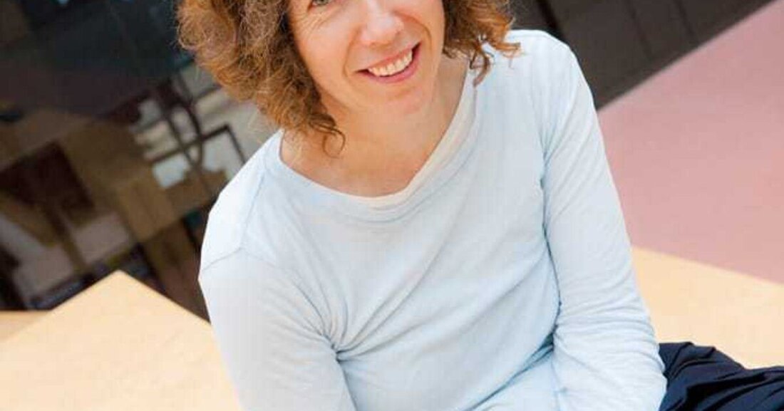 Seit dem Wintersemester 2012 leitet Fiona Raby den Lehrstuhl für Industrial Design an der Wiener Universität für angewandte Kunst.