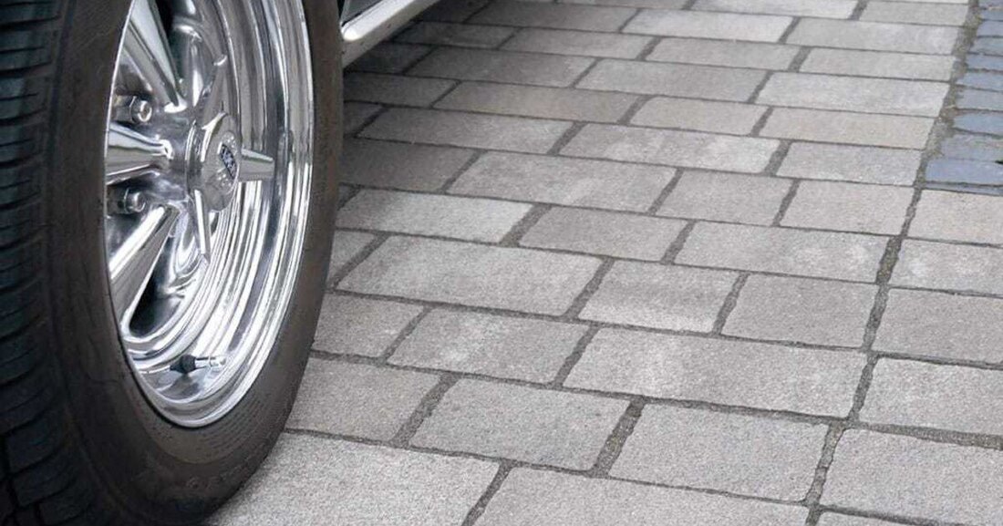 Erstmalig präsentiert der Pflasterfugenmörtelhersteller Romex PFM GmbH einen zäh-elastischen Pflasterfugenmörtel, der auch bei starker Fahrzeugbelastung in der ungebundenen Pflasterbauweise einsetzbar ist.