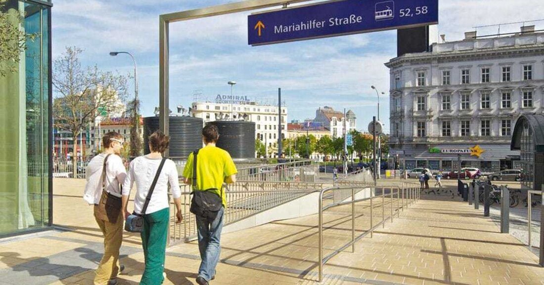 Durch den Umbau des Westbahnhofs Wien konnte auch ein neuer öffentlicher Platz gewonnen werden. Damit nun aber auch Sehbehinderte Bahnhof wie Vorplatz komfortabel nutzen können, wurden klare Orientierungshilfen integriert. Taktile Leitsysteme aus Beton unterstützen Menschen mit wenig bis gar keinem Sehvermögen, so können sie sich selbstständig im öffentlichen Raum bewegen.