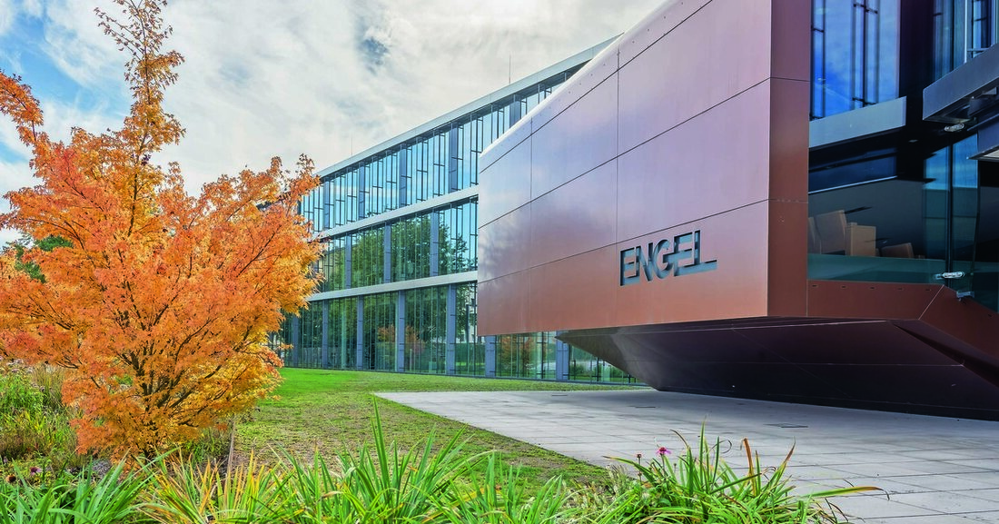 Eine in den 70-er Jahren errichtete Produktionshalle von Engel Austria wies die klassischen Probleme auf: im Winter kalt, im Sommer heiß, ohne ausreichende Frischluftzufuhr. Das „Sustainable Hall Conditioning“ von Infranorm verbessert die Situation nachhaltig.