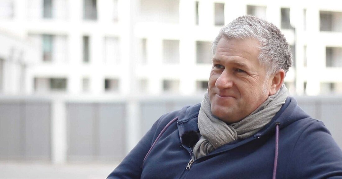 In diesem stand.punkte Video erzählt der Raumplaner, Fachautor und Dokumentarfilmer Reinhard Seiß unter anderem von der Selbstdarstellung und Performance der Immobilienbranche, die für eine nie endende Motivation sorgen, sich auch weiterhin mit den Themen Raumplanung und Städtebau zu befassen, von der kreativen Tätigkeit der Gestaltung von Dokumentarfilmen und verrät abschließend seine ganz persönliche Definition von Baukultur.