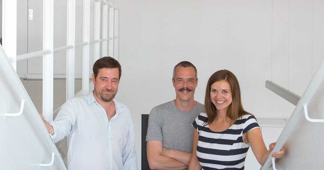 Zum ersten Mal hat BÜRO KLK einen Standort in einem Obergeschoß – bislang war man in Gassenlokalen beheimatet. Das Büro ist mit Jonathan Lutter (JL) und Christian Knapp (CK) nun einesteils in der Schanzstraße anzutreffen, das gemeinsam gegründete Hotel leitet Theresia Kohlmayr (TK) in der Favoritenstraße ansässig. Zum Gespräch treffen wir uns im neuen Büro und werfen anschließend von der Dachterrasse einen Panorama-Blick auf die Stadt und Schönbrunn. Susanne Karr im Gespräch mit Theresia Kohlmayr, Jonathan Lutter und Christian Knapp