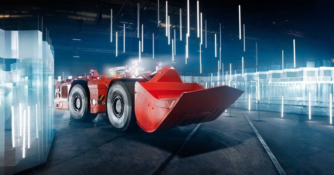 Ein automatisierter Fahrlader von Sandvik beweist Präszision im Glaslabyrinth. 