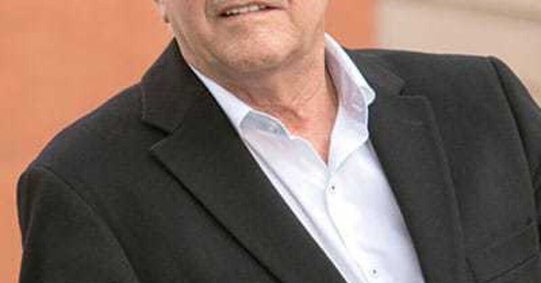 Seit 40 Jahren verfolgt Architekt Fritz Matzinger sein Modell des nachbarschaftlichen Wohnens in Atriumhäusern. In seinem ersten Haus nahe Linz wohnt und arbeitet er nach wie vor selbst. Bis heute konnte Matzinger mit Beteiligung der Bewohner weitere 20 Siedlungen verwirklichen. Die Grundidee ist dabei immer dieselbe: Meist acht zweigeschoßige Wohnungen umgeben einen überdachbaren Hof, der nicht nur als Erschließung dient, sondern auch als alltägliche Begegnungszone, als Spiel- und Festplatz, als Wohnzimmer der Hausgemeinschaft. Was simpel klingen mag, schafft kommunikationsfördernde und gemeinschaftsstiftende Wohnbauten, die kaum ein anderer österreichischer Architekt so überzeugend realisieren konnte. Nicht zuletzt stehen Matzingers Häuser für die gesellschaftspolitische Dimension des Wohnbaus, die beinahe vergessen scheint. Reinhard Seiß im Gespräch mit Fritz Matzinger