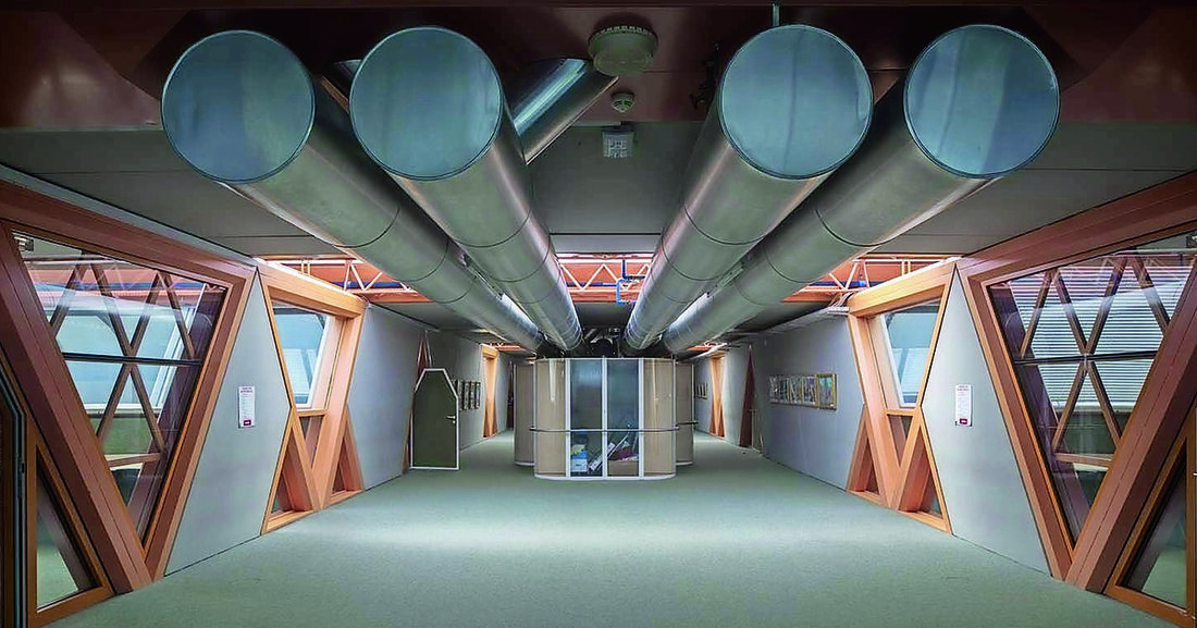 VERBORGENE SCHÄTZE: TIROL „Schulbau hat mutvoll, zukunftsweisend und lebendig zu sein.“ (Josef Lackner) Im Jahr 1965 formulierte Friedrich Achleitner in seinem Artikel „Schlusslicht im Schulbau. Neues Bauen kritisch betrachtet: Tiroler Schulen“ folgende Einschätzung: „In fast allen Bundesländern, vor allem in Vorarlberg, Salzburg und Oberösterreich, gibt es Beispiele, die nicht nur den Vorurteilen einer verknappten ‚Blut- und Bodenarchitektur‘ erwachsen sind, sondern auch einen Anschluss an die echten Schulbauprobleme unserer Zeit gefunden haben. In Tirol gibt es keine solchen Beispiele, nicht etwa, weil man keine fähigen Architekten zur Verfügung haben würde, sondern weil man glaubt, man könne die für eine relativ kurze historische Zeit und für einen kleinen baulichen Bereich geltenden architektonischen Details, also kurz die Attribute des Tiroler Bauernhauses, für alle Zukunft und für alle Bauaufgaben als verbindlich erklären. Dass dieser Weg in ein Chaos führt, das sieht man nicht nur in Tirol, sondern in ganz Österreich.“ von Arno Ritter