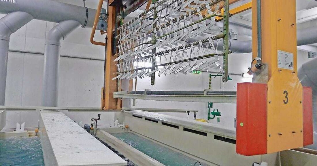 Galvanik. Durch Einsatz von Solarenergie, industrieller Abwärme und die Nutzung eines innovativen Verfahrens zur Wasseraufbereitung könnte das Industrieunternehmen Roto Frank Austria in Zukunft jährlich einen sechsstelligen Betrag sparen.