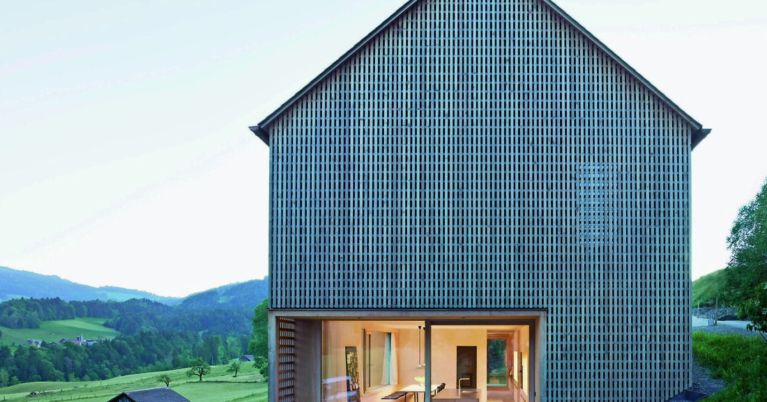 Sven Matt und Markus Innauer sind zwei junge Architekten, die sich 2013 zusammengeschlossen haben, um gemeinsam vom Bregenzerwald aus Architektur zu schaffen. Matt hat sein Studium in Innsbruck begonnen und in Wien an der TU abgeschlossen. Sein Weg führte über die Arbeit bei Bernardo Bader zurück nach Vorarlberg. Innauer studierte bei Zaha Hadid an der Universität für angewandte Kunst. Ein gewonnener Wettbewerb in Bezau führte ihn wieder zurück nach Vorarlberg. Für das Haus Julia und Björn erhielten sie unter anderem den Vorarlberg Holzbaupreis 2015. Im November wurde das Hauf RF in Graz mit dem steirischen Holzbaupreis ausgezeichnet. Emanuel Bührle im Gespräch mit Markus Innauer und Sven Matt