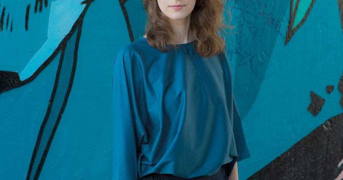 Eine junge österreichische Architektin wagt den Sprung in den fernen Kontinent und eröffnet in der 18-­Millionen-Metropole Lagos ein Büro. Sie ist gekommen, um zu bleiben. Eine mutige und hürdenreiche Entscheidung mit der Chance, an der ­Entwicklung im bevölkerungsreichsten Land Afrikas mitzuwirken. Brigitte Groihofer im Gespräch mit Stefanie Theuretzbacher