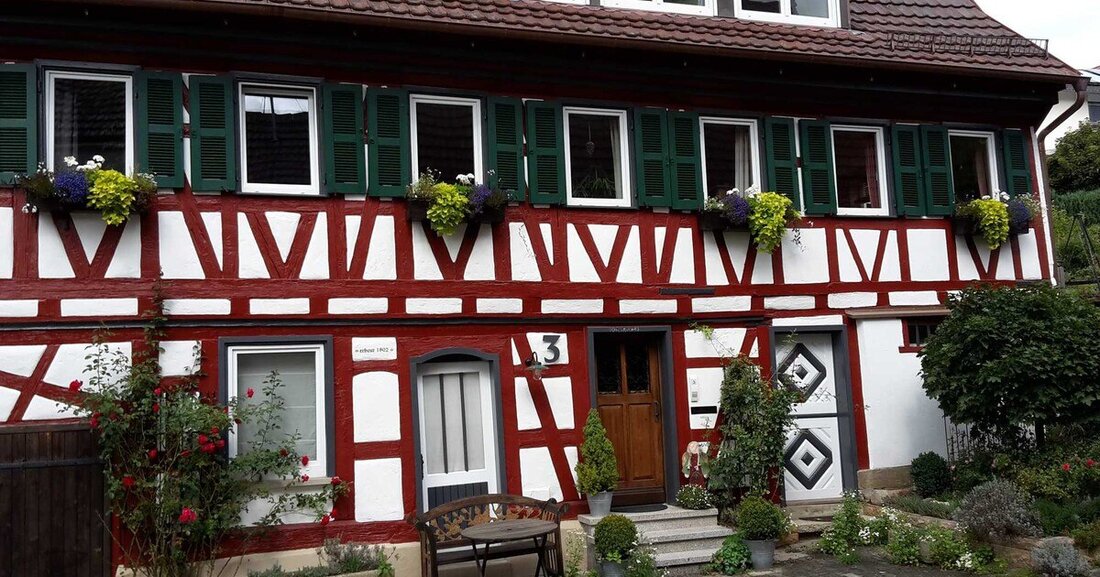 Die Malerwerkstatt Jusztusz & Nietsch lässt Kleinode mit Adler in neuem Glanz erstrahlen.