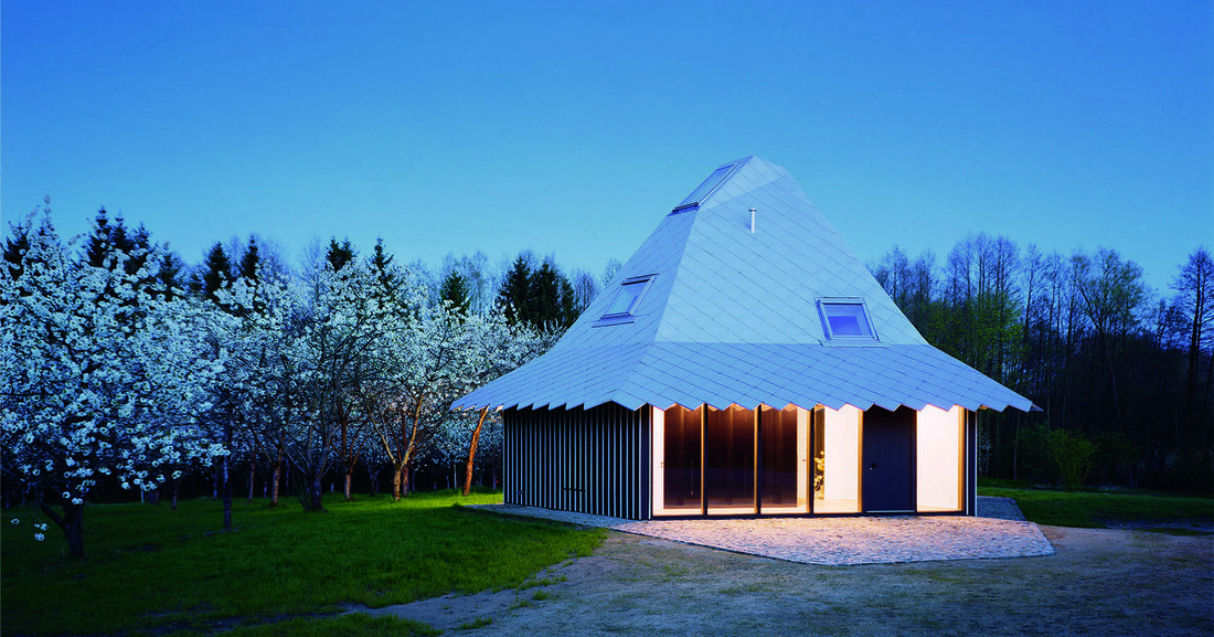 Zum achten Mal lobte der Callwey Verlag den Wettbewerb "Häuser des Jahres - die besten Einfamilienhäuser" aus. Unter Berücksichtigung verschiedener Kriterien wie Nachhaltigkeit, innovativer Einsatz von Materialien, kreativer Umgang mit der baulichen Situation und konsequenter Ausführung wählte die Jury die besten 50 Projekte aus. 