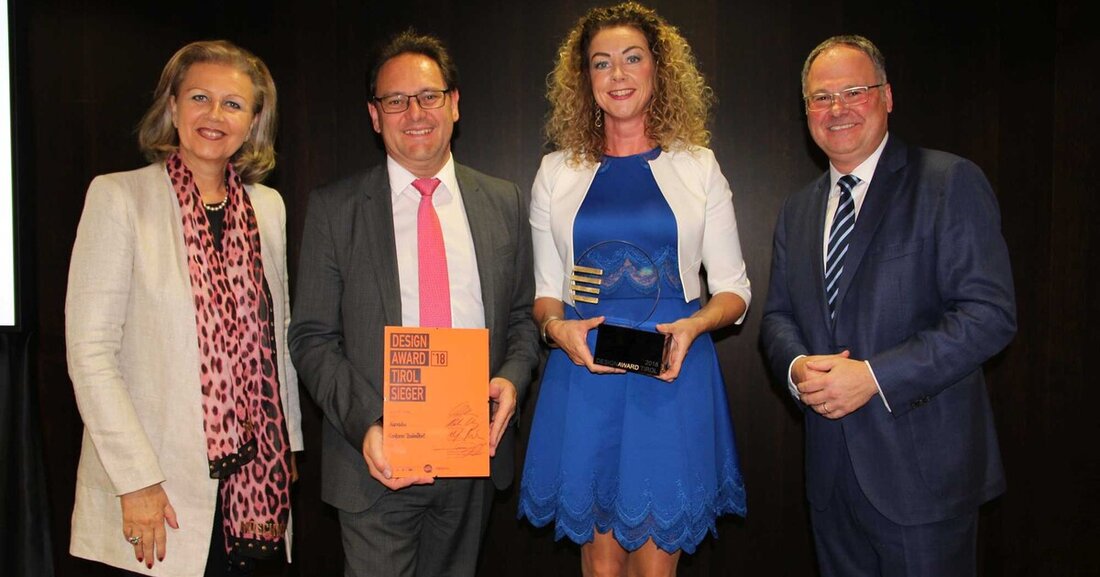 Freude bei Sylvia Schwingenschuh-Trenker und Herbert Schwingenschuh von Conform Badmöbel. Auf der Tiroler Herbstmesse erhielten sie für ihre Kollektion Xanadu den Design Award Tirol. Das individuelle Wunschbad, das in nur neun Werktagen gefertigt und geliefert wird, überzeugt die Jury.