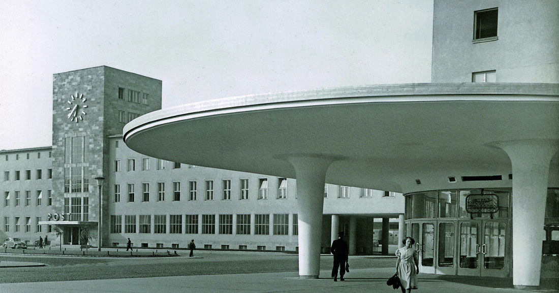VERBORGENE SCHÄTZE: OBERÖSTERREICH Zwei Bauten aus den 1950er Jahren, einmal mit ungewissem Schicksal, einmal mit guten Aussichten für die Zukunft. Das Bahnpostamt in Linz, zuletzt Ars-Electronica-Location, wird dem Entwicklungsdruck ohne ertragreiche Nutzung nicht standhalten. Das Atelierhaus „Im Dörfl“ zeigt dagegen, dass sich auch die Denkmalpflege entwickelt. 