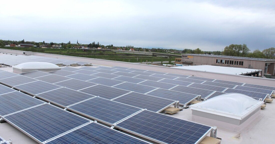 Beim Aufbau von PV-Anlagen auf bestehende Dächer müssen wichtige Grundlagen beachtet werden.