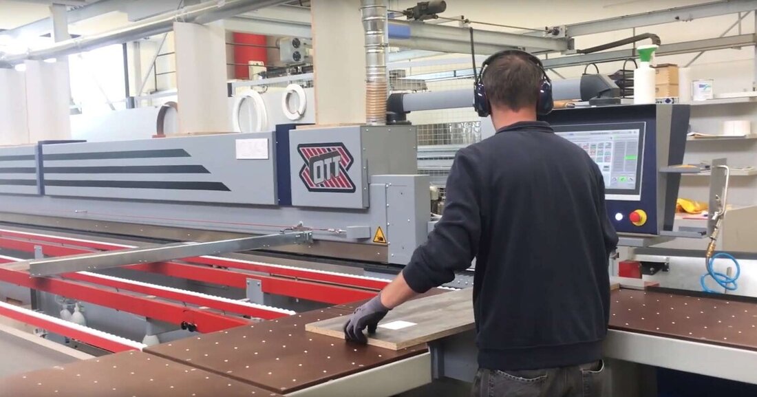 Der Holzwerkstoffhändler Keplinger hat sich für seine Möbelteilefertigung eine neue Ott-Kantenanleimmaschine zugelegt. Diese sorgt für eine hohe Bearbeitungsqualität und bietet mit der „Translift“-Rückführung auch viel Komfort im Handling.