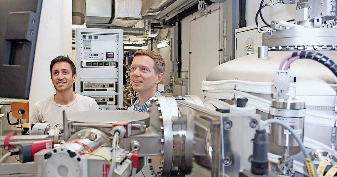 Beschichtungen von Werkzeugen müssen extremen Bedingungen standhalten. An der TU Wien werden dafür neue Materialien entwickelt – mit Computersimulationen und einer Spezial-Beschichtungsanlage.