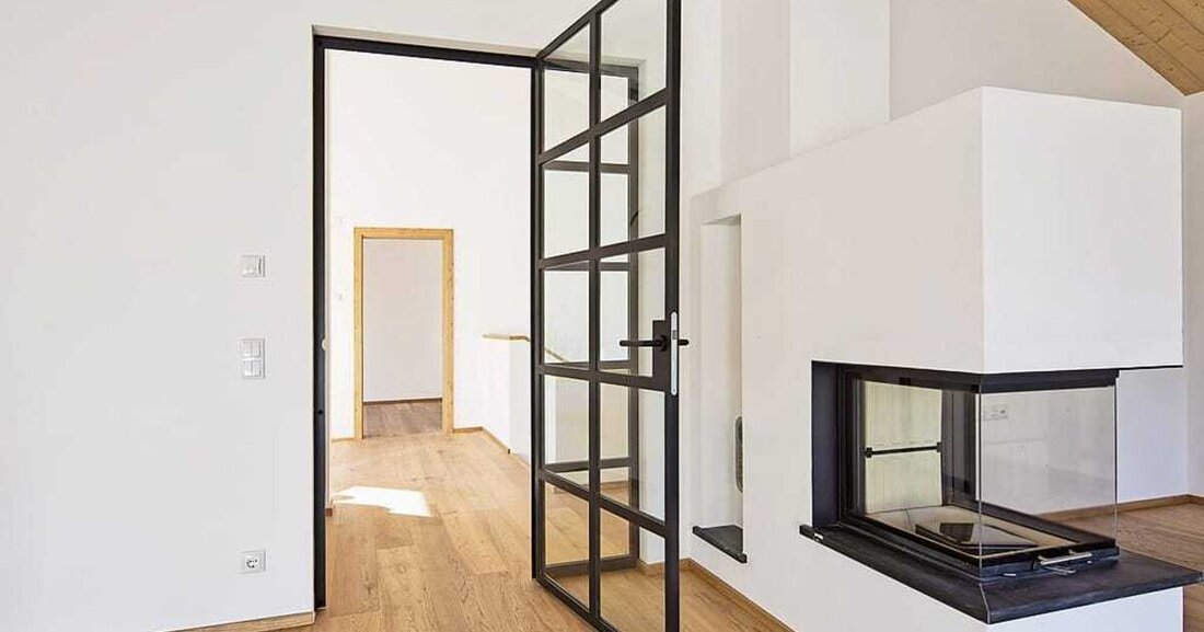 Industriedesign aus Stahl und Glas sorgt für einen Hauch von Loft im Innenraum.