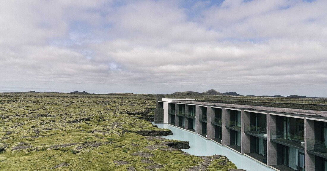 Islands Blue Lagoon gilt laut National Geographic als eines der „25 Weltwunder“ und weltweit für ihr heilende, geothermales Meerwasser berühmt. Sie betört aber auch durch die sie umgebende atemberaubende Vulkanlandschaft, die nicht von dieser Welt zu sein scheint. Mitten im 800 Jahre alten Lavastrom und im UNESCO Geopark wurde ein auch durdch seine formale Zurückhaltung beeindruckender Hotelkomplex  errichtet. Jüngst wurde das von mineralreichen Thermalgewässern umgebene   62 Suiten zählende Luxushotel mit umfangreichem Wellnessbereich eröffnet.
