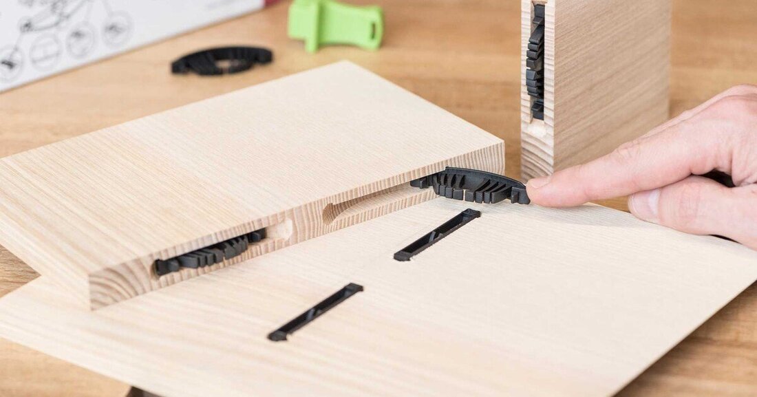 Der neue, selbstspannende Verbinder Tenso P-10 von Lamello eignet sich zum Verleimen von dünnen Werkstoffen ab 12 mm Materialstärke.