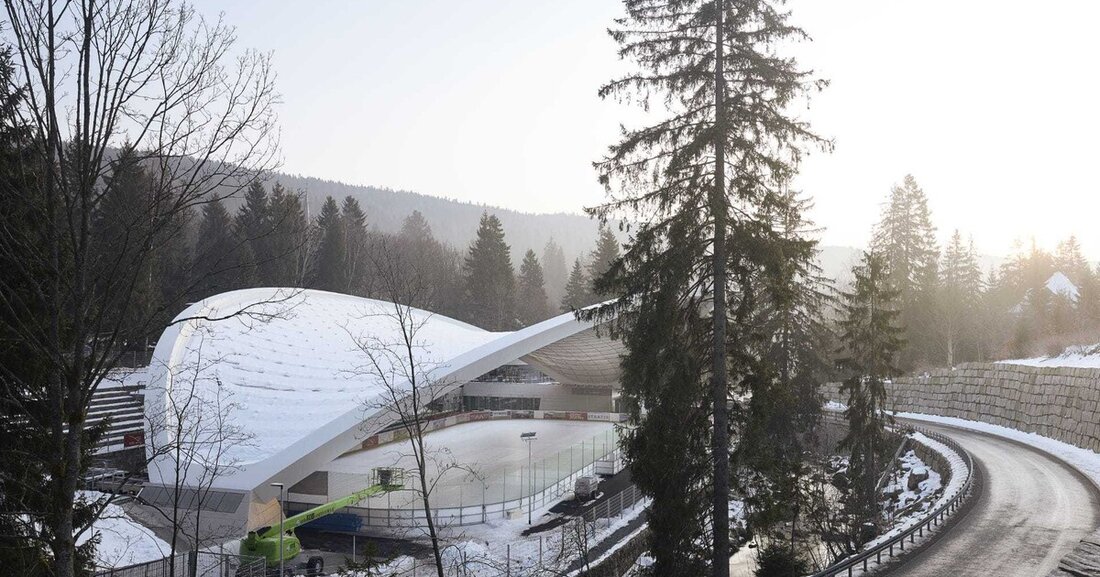 Das denkmalgeschützte Natureisstadion in Sierke, ein Ortsteil der Stadt Wernigerode am Fuße des Brockens im Harz, wurde nach seinem Umbau nun wiedereröffnet. Bei der europaweiten Ausschreibung für die Reaktivierung des ehemaligen Eisstadions Schierke-Feuerstein konnte sich das Architekturbüro GRAFT durchsetzen, deren Entwurf einer unverwechselbaren Dachkonstruktion hatte die Jury überzeugt. 