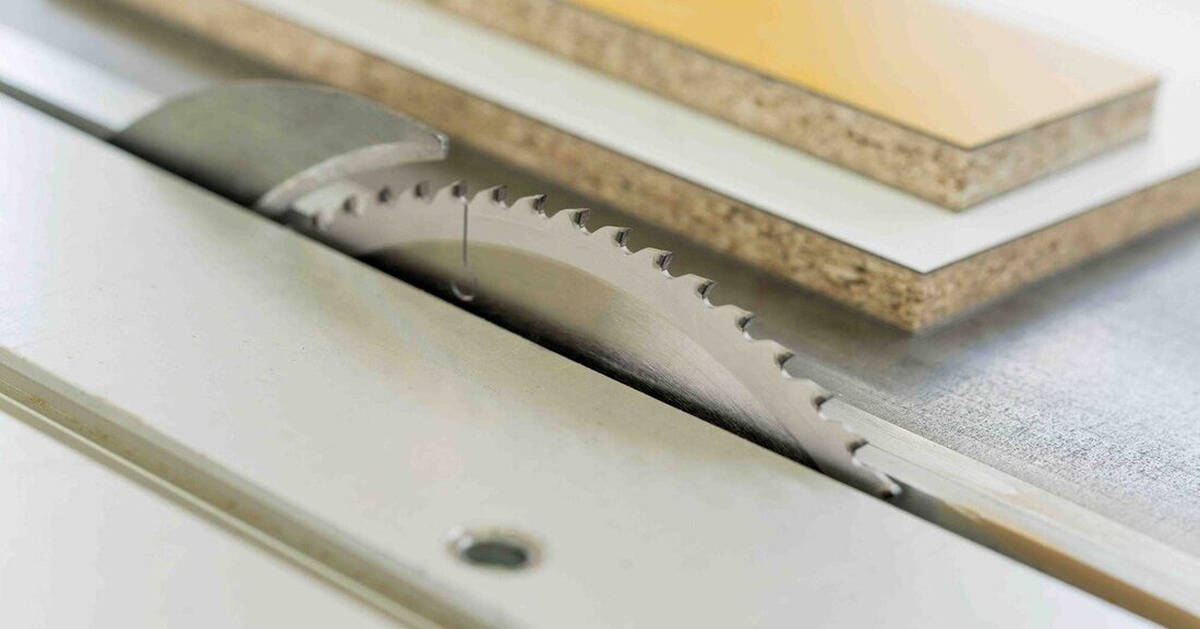 Magnethaftplatten sind im Innenausbau vielfältig einsetzbar, aber sehr anspruchsvoll in der Bearbeitung. Im Vorfeld sollte man sich deshalb intensiv mit den Anforderungen an die Maschinen und Werkzeuge auseinandersetzen. 