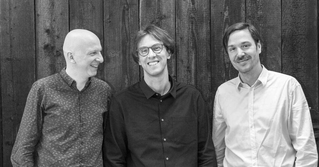 Mostlikely – wieder ein Büroname mit Erklärungsbedarf? FORUM wollte es von Mark Neuner, Wolfgang List und Maik Perfahl genauer wissen und traf die drei in ihrem Wiener Büro. Dabei erzählten sie von ihrer facettenreichen Tätigkeit am Schnittpunkt von Architektur, Design und Stadtgestaltung, deren­ Fokus dem gemeinsamen Leben in der Stadt, dem Umgang miteinander und einer dabei aktiven Teilhabe gilt. Der Versuch einer Annäherung. Christine Müller im Gespräch mit Wolfgang List, Mark Neuner und Maik Perfahl